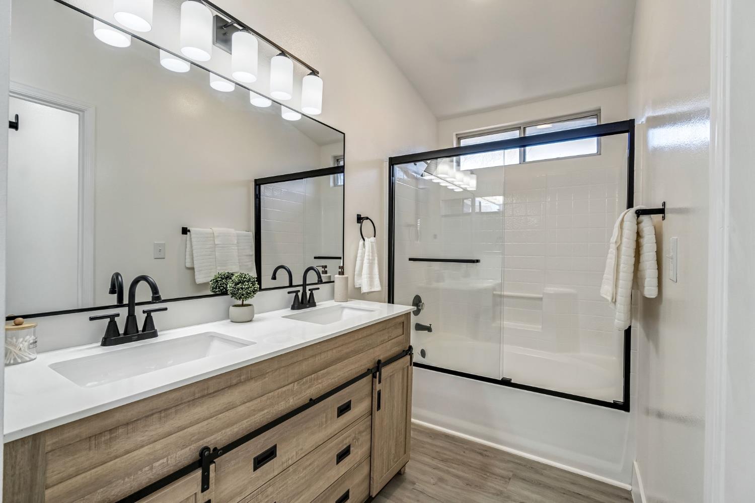 5545 W Norwich Ave, Fresno, CA 93722