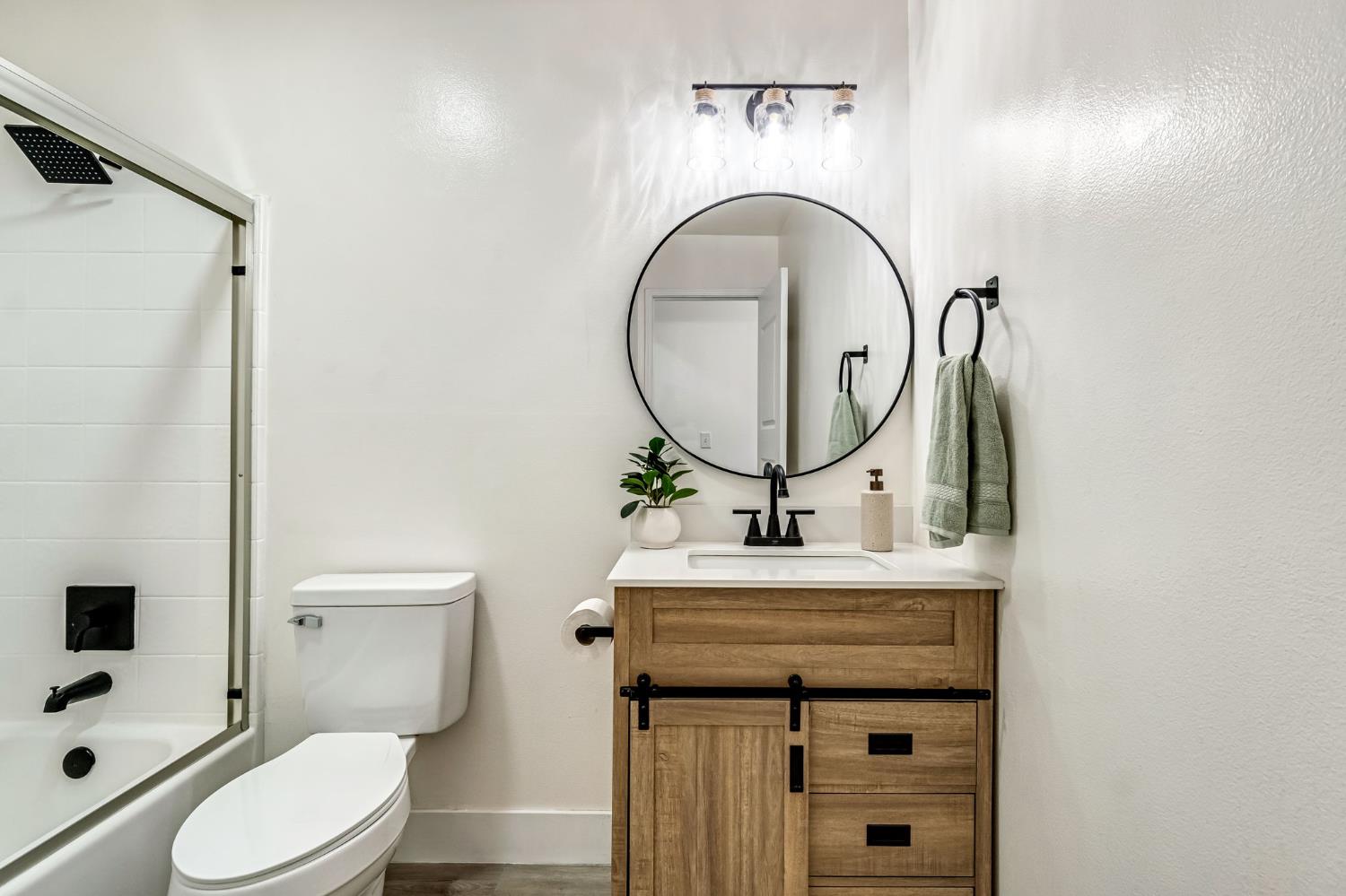 5545 W Norwich Ave, Fresno, CA 93722