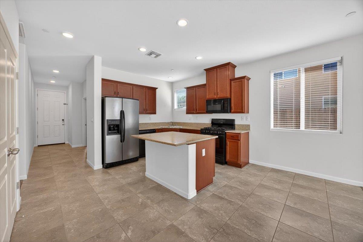 118 Peerless St, Madera, CA 93638