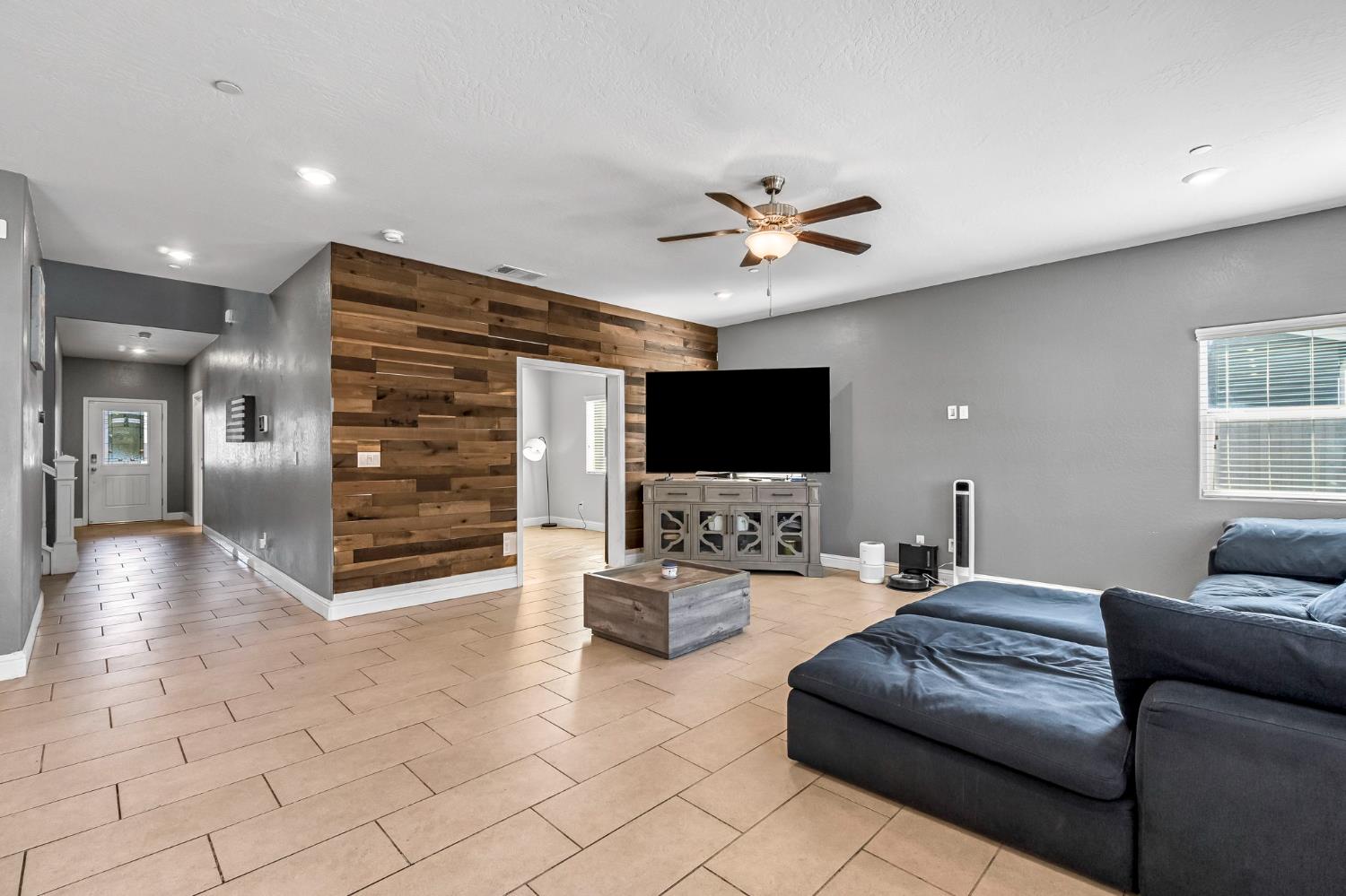 2425 N Divisadero St, Visalia, CA 93291