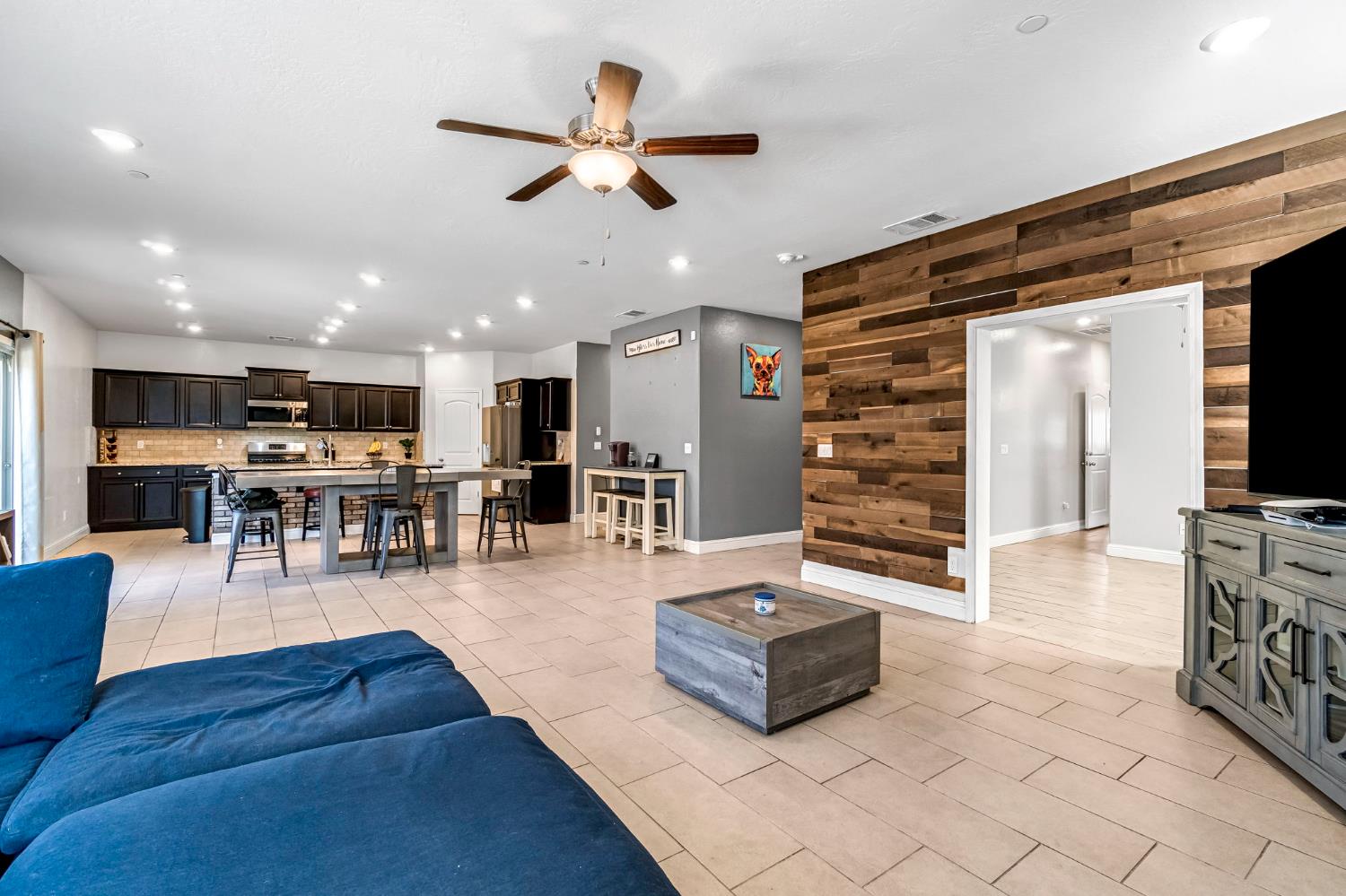 2425 N Divisadero St, Visalia, CA 93291