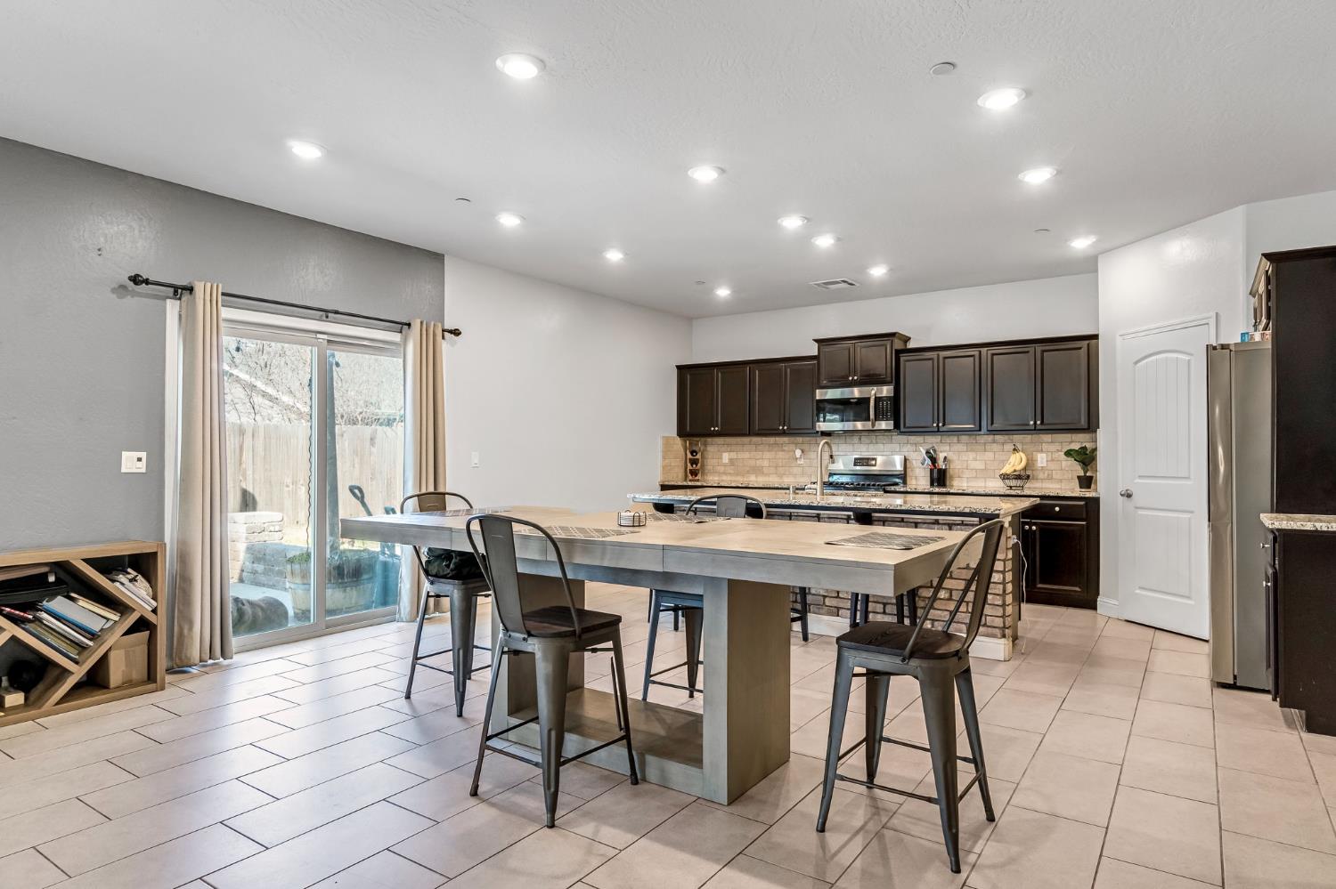 2425 N Divisadero St, Visalia, CA 93291