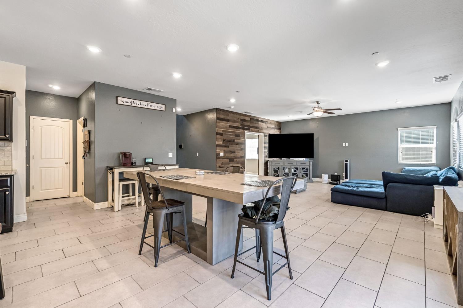 2425 N Divisadero St, Visalia, CA 93291