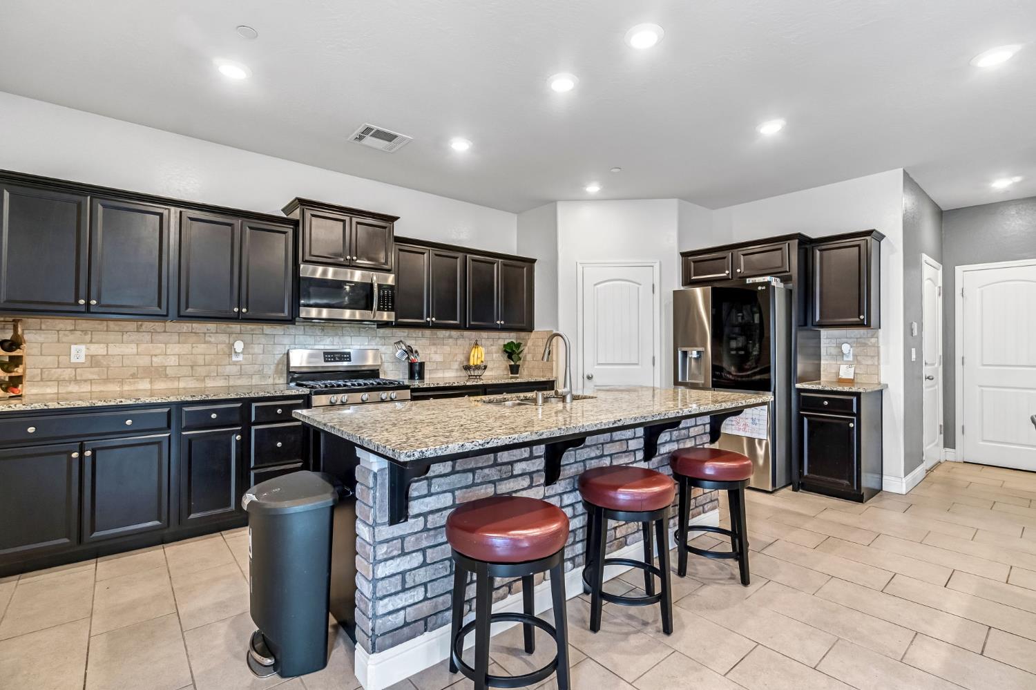 2425 N Divisadero St, Visalia, CA 93291