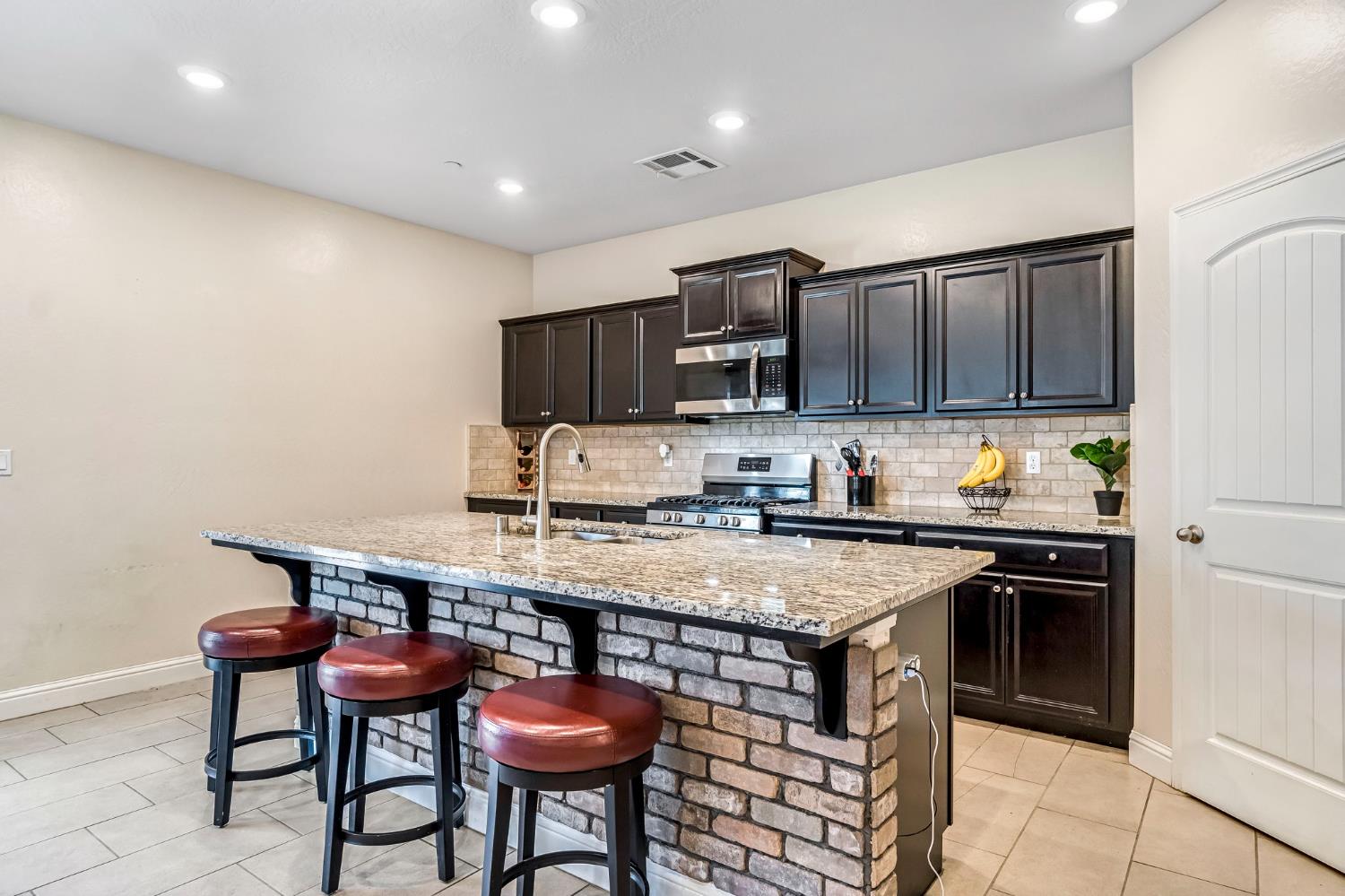 2425 N Divisadero St, Visalia, CA 93291