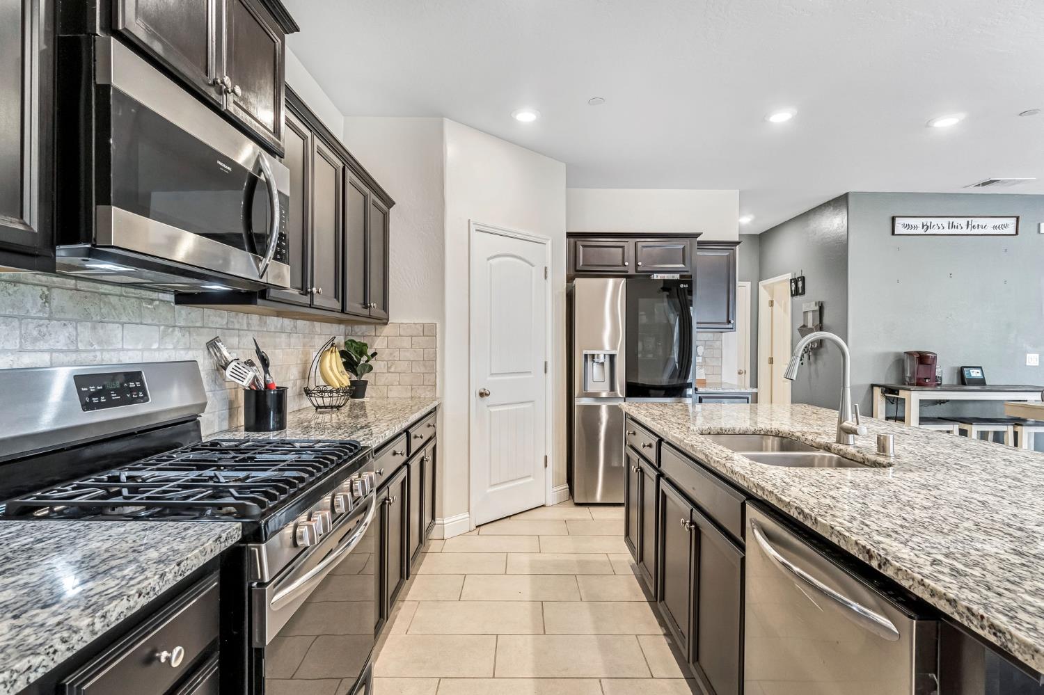 2425 N Divisadero St, Visalia, CA 93291