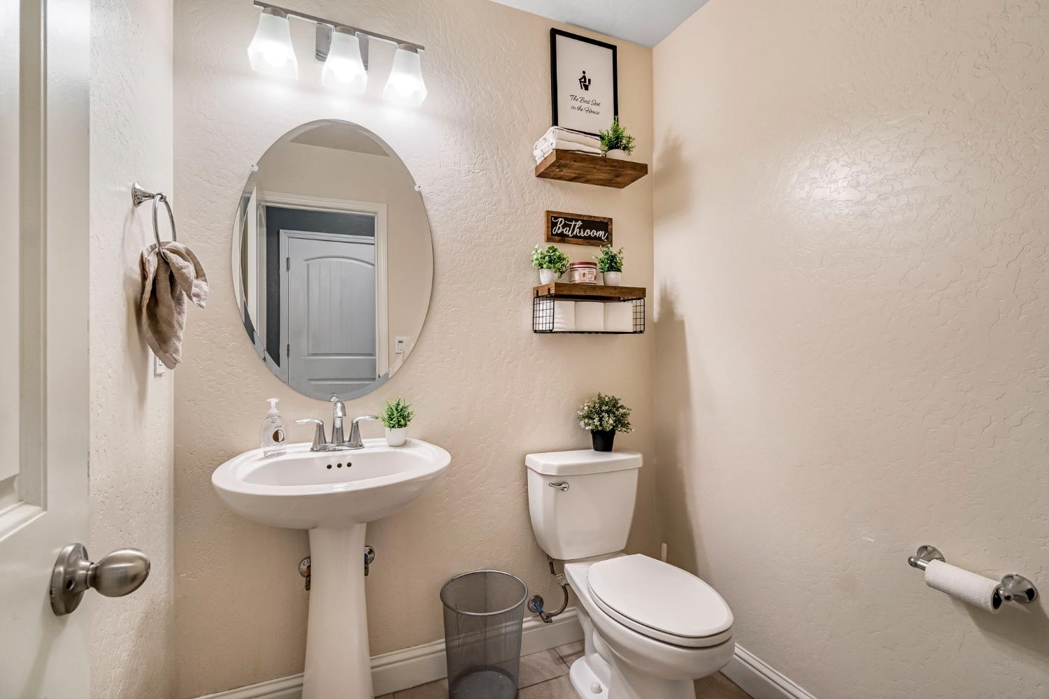 2425 N Divisadero St, Visalia, CA 93291