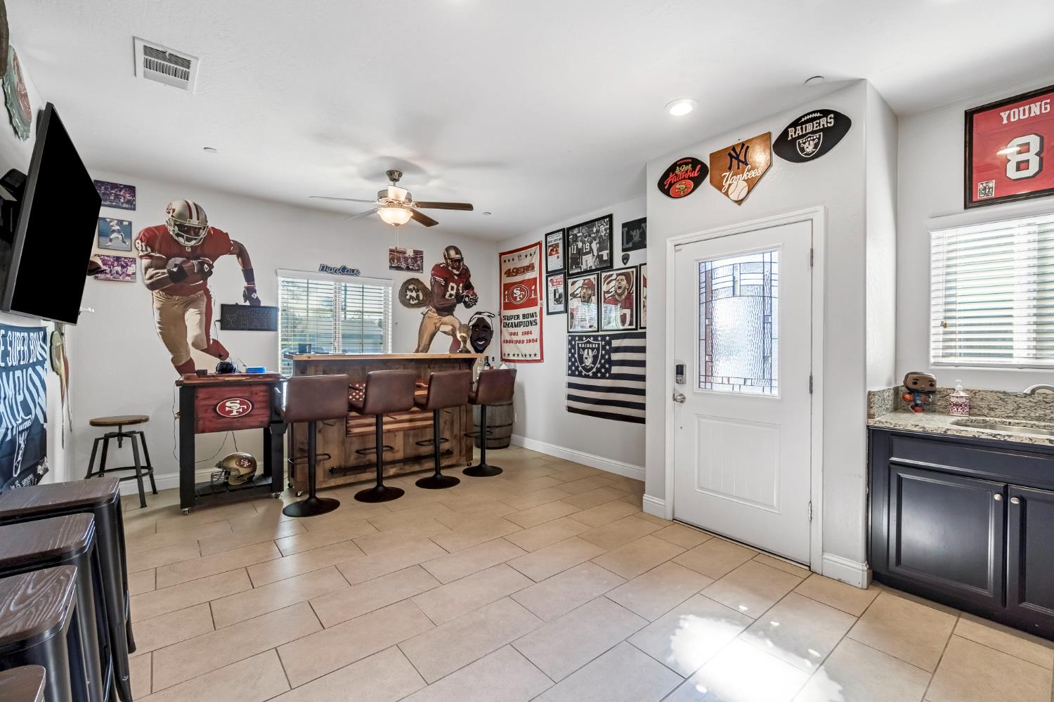 2425 N Divisadero St, Visalia, CA 93291