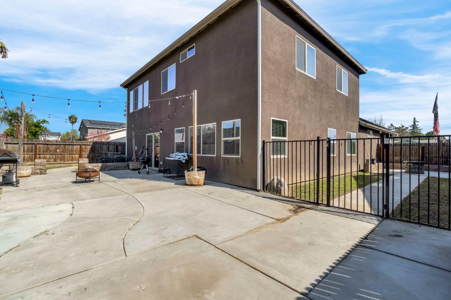 2425 N Divisadero St, Visalia, CA 93291