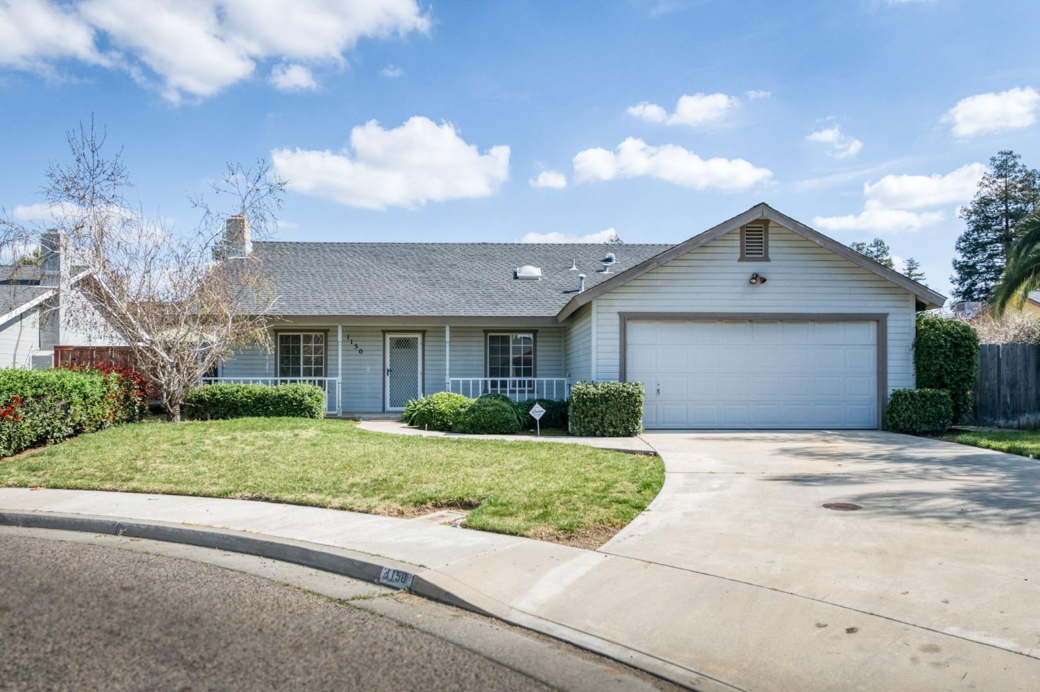 1150 N Mark Dr, Dinuba, CA 93618