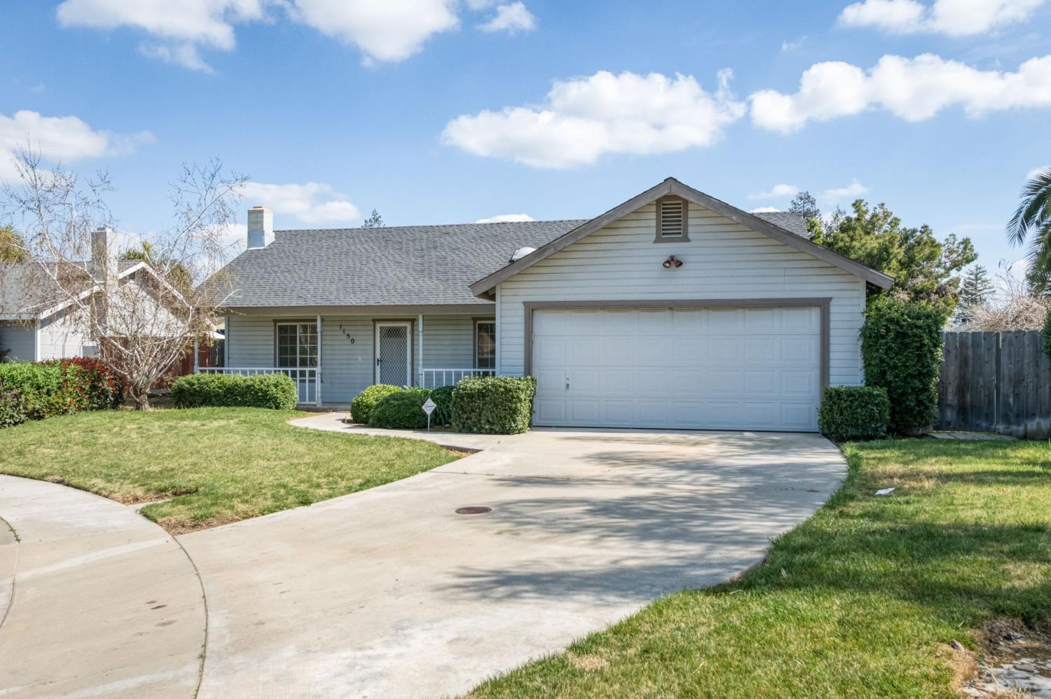 1150 N Mark Dr, Dinuba, CA 93618