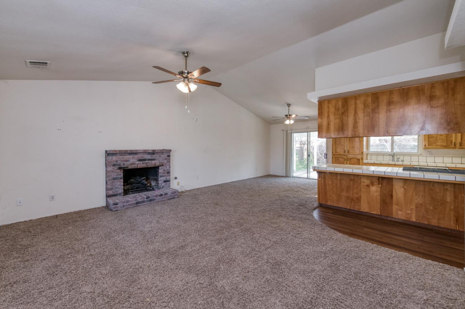 1150 N Mark Dr, Dinuba, CA 93618