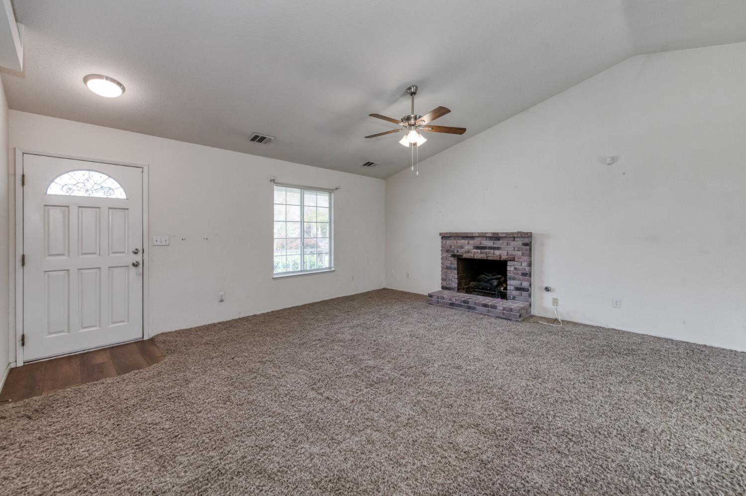 1150 N Mark Dr, Dinuba, CA 93618