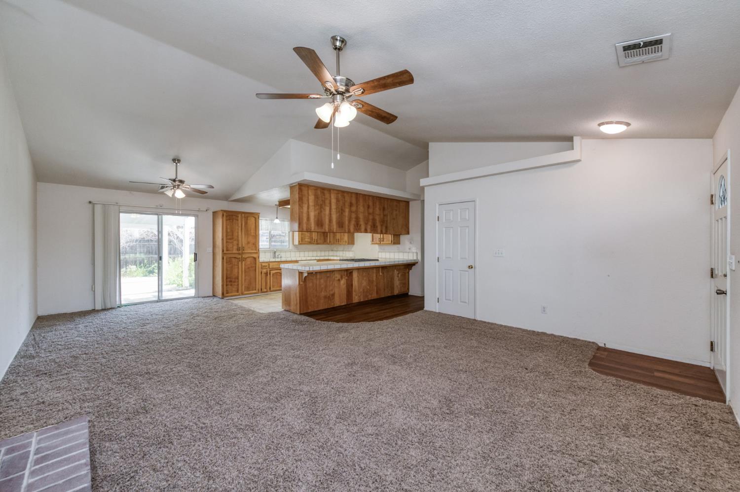 1150 N Mark Dr, Dinuba, CA 93618