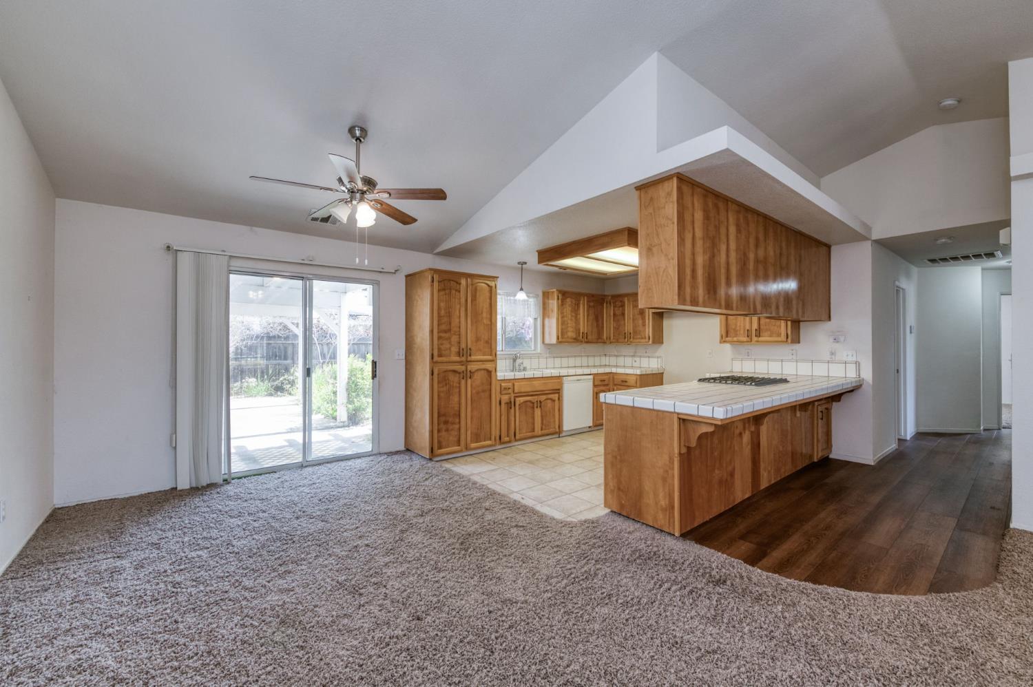 1150 N Mark Dr, Dinuba, CA 93618