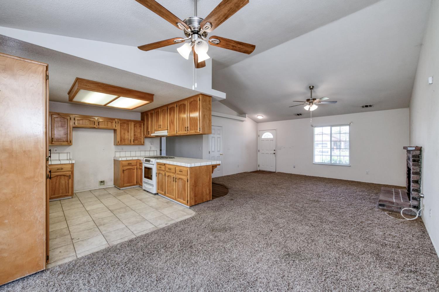 1150 N Mark Dr, Dinuba, CA 93618