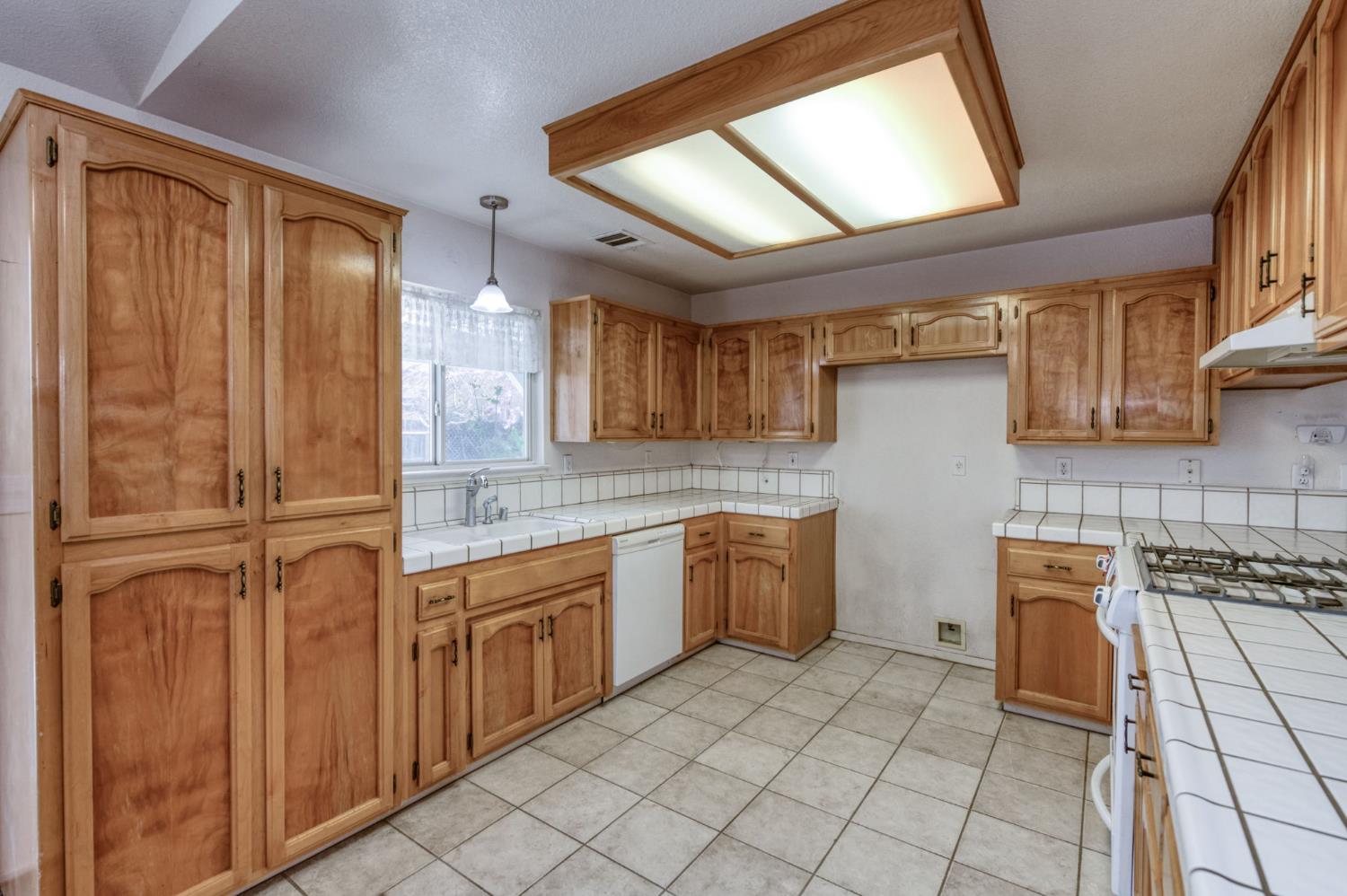 1150 N Mark Dr, Dinuba, CA 93618