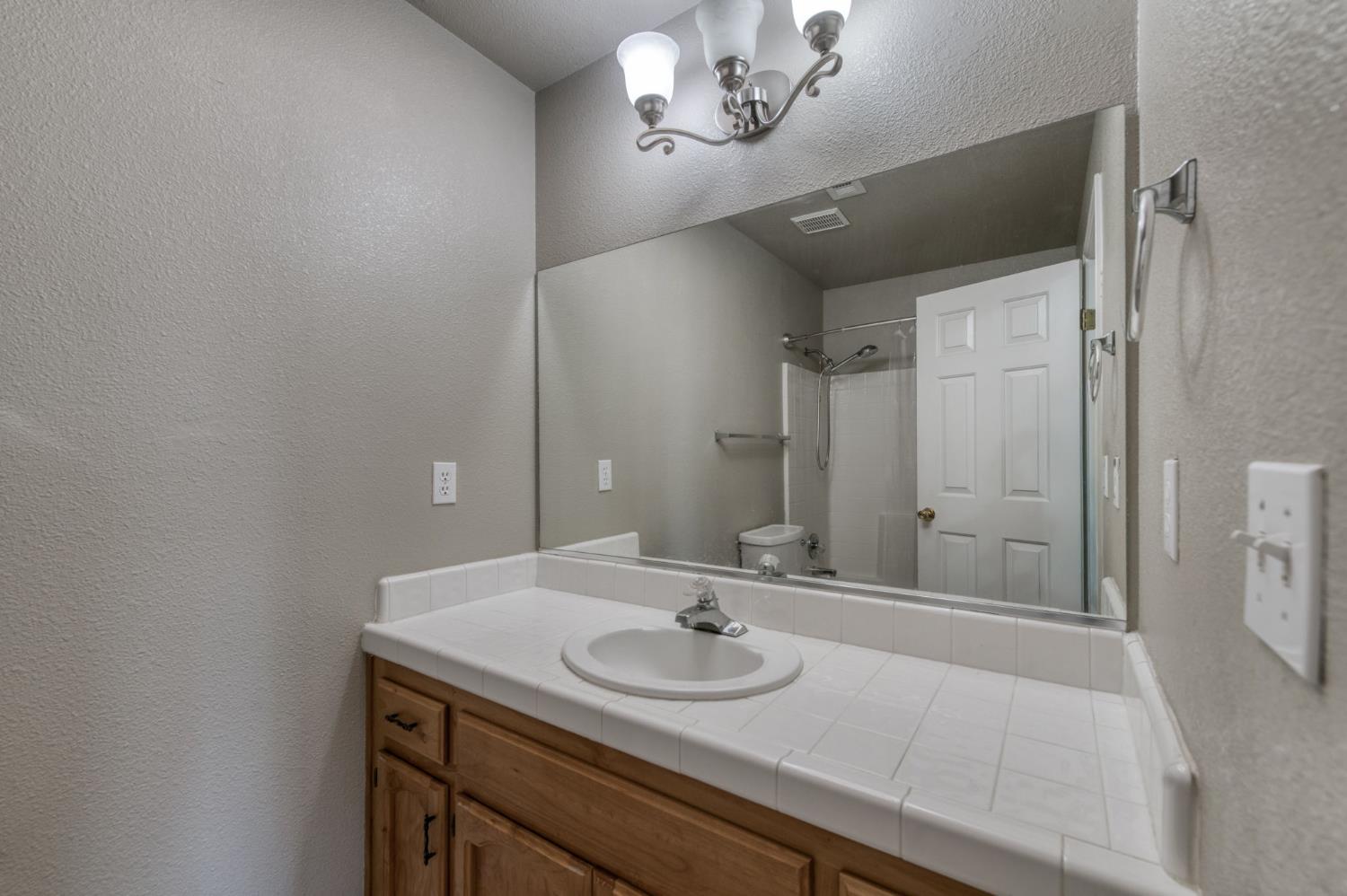 1150 N Mark Dr, Dinuba, CA 93618