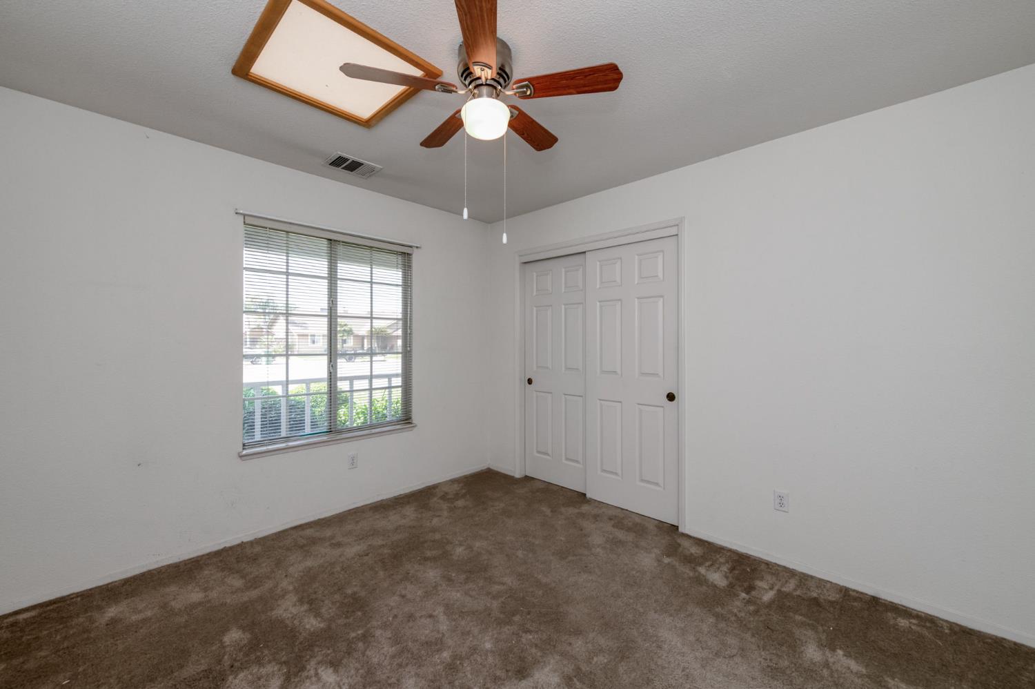 1150 N Mark Dr, Dinuba, CA 93618