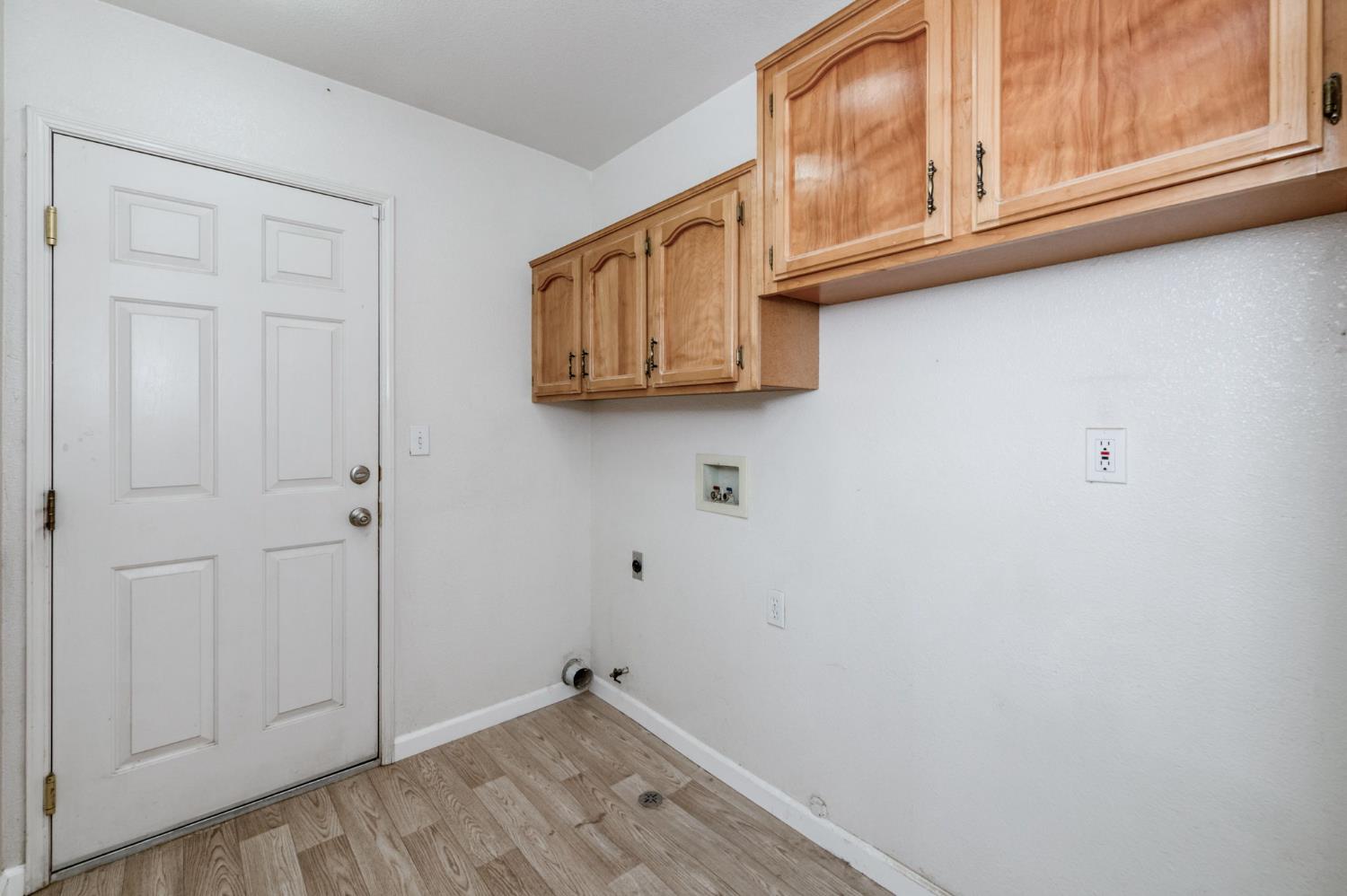 1150 N Mark Dr, Dinuba, CA 93618