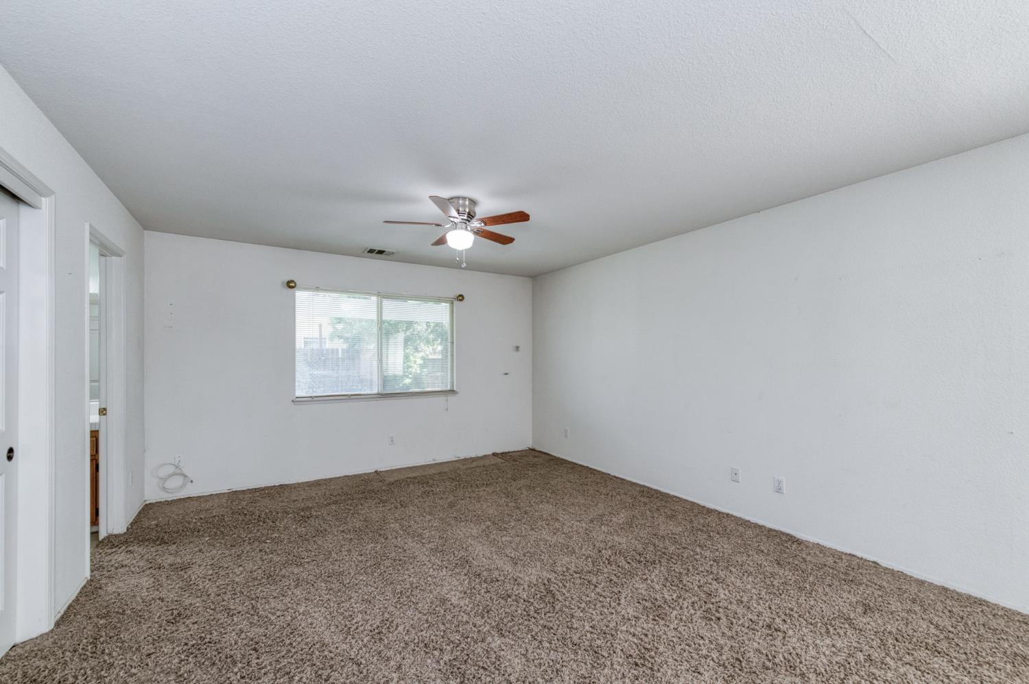 1150 N Mark Dr, Dinuba, CA 93618