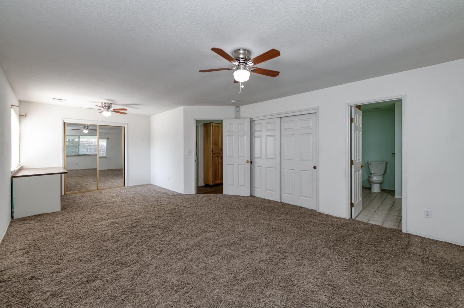 1150 N Mark Dr, Dinuba, CA 93618