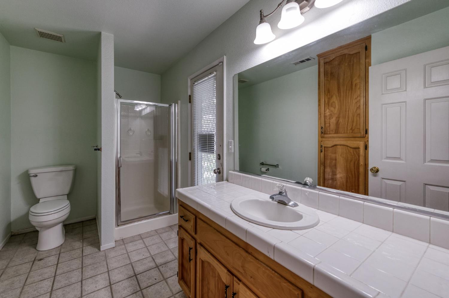 1150 N Mark Dr, Dinuba, CA 93618