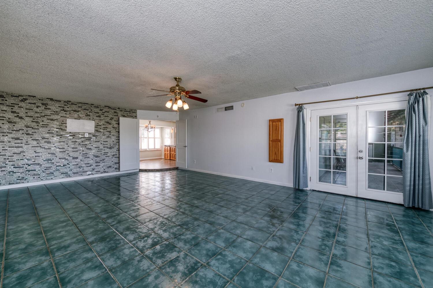 6732 E Harvey Ave, Fresno, CA 93727