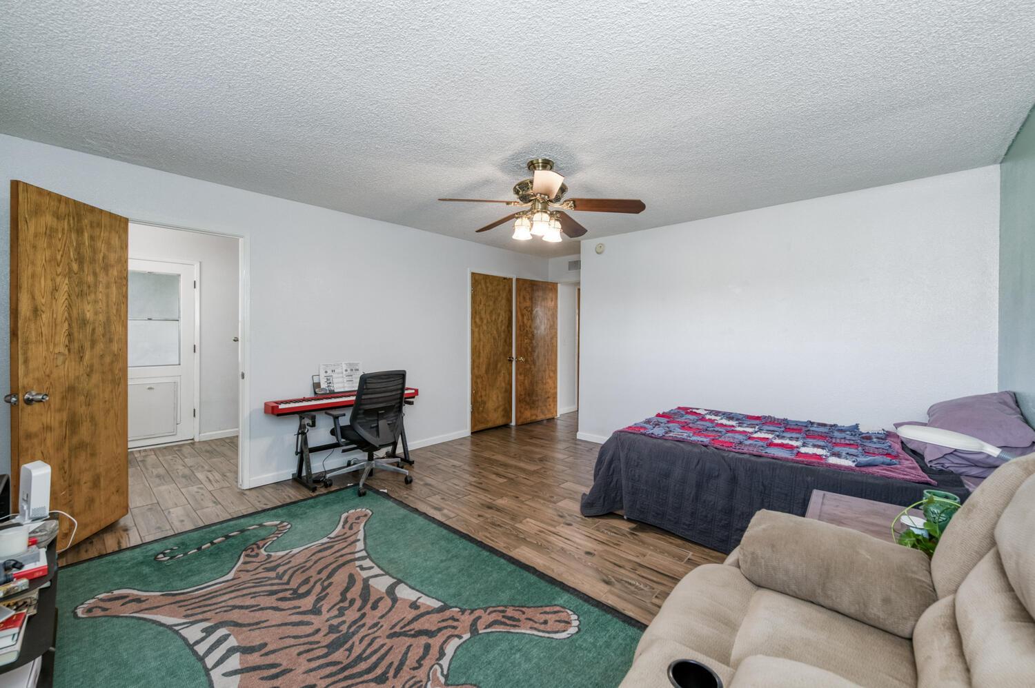 6732 E Harvey Ave, Fresno, CA 93727