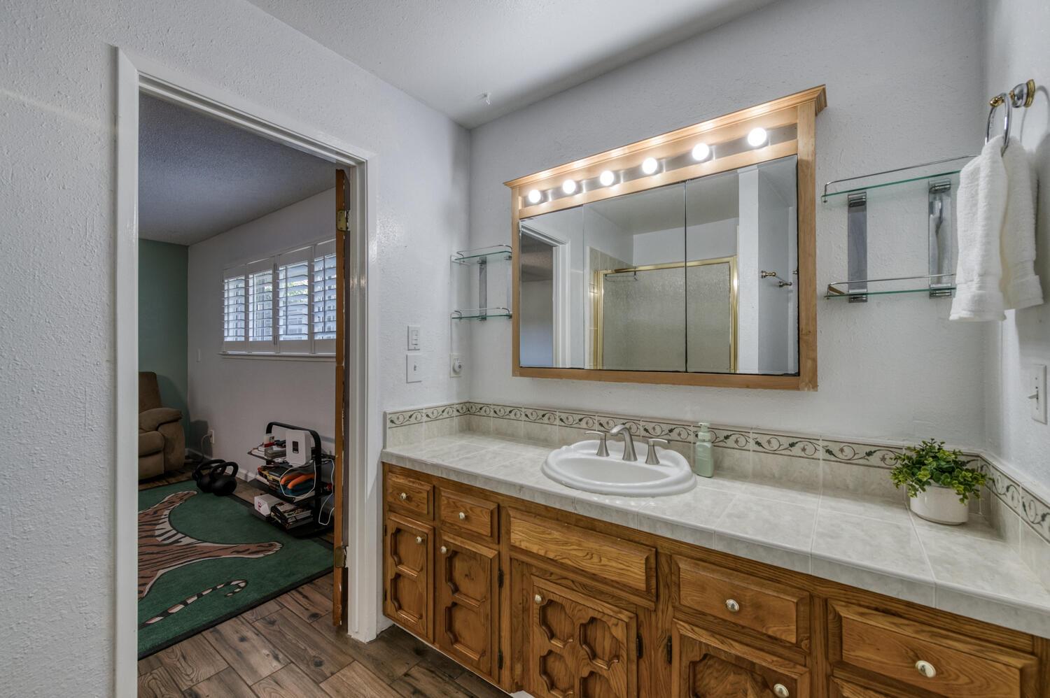 6732 E Harvey Ave, Fresno, CA 93727