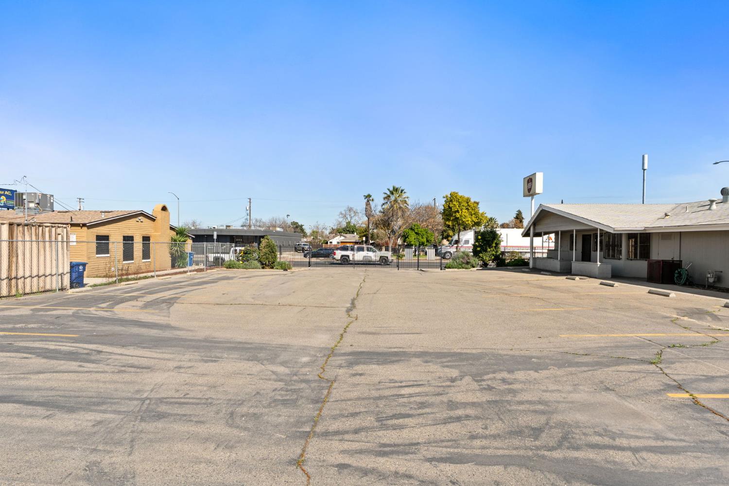 422 E Shields Ave, Fresno, CA 93704