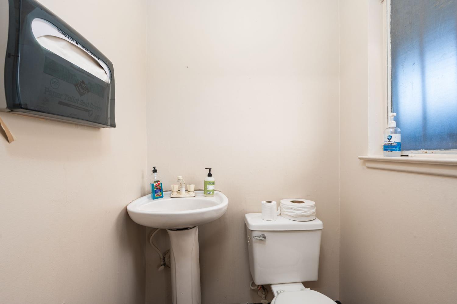 422 E Shields Ave, Fresno, CA 93704