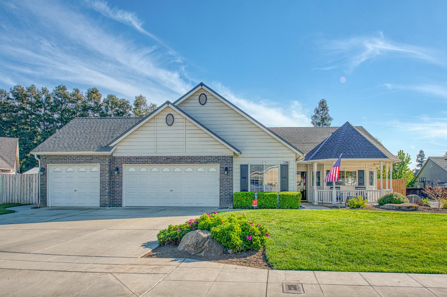 290 W Loyola Ave, Clovis, CA 93619