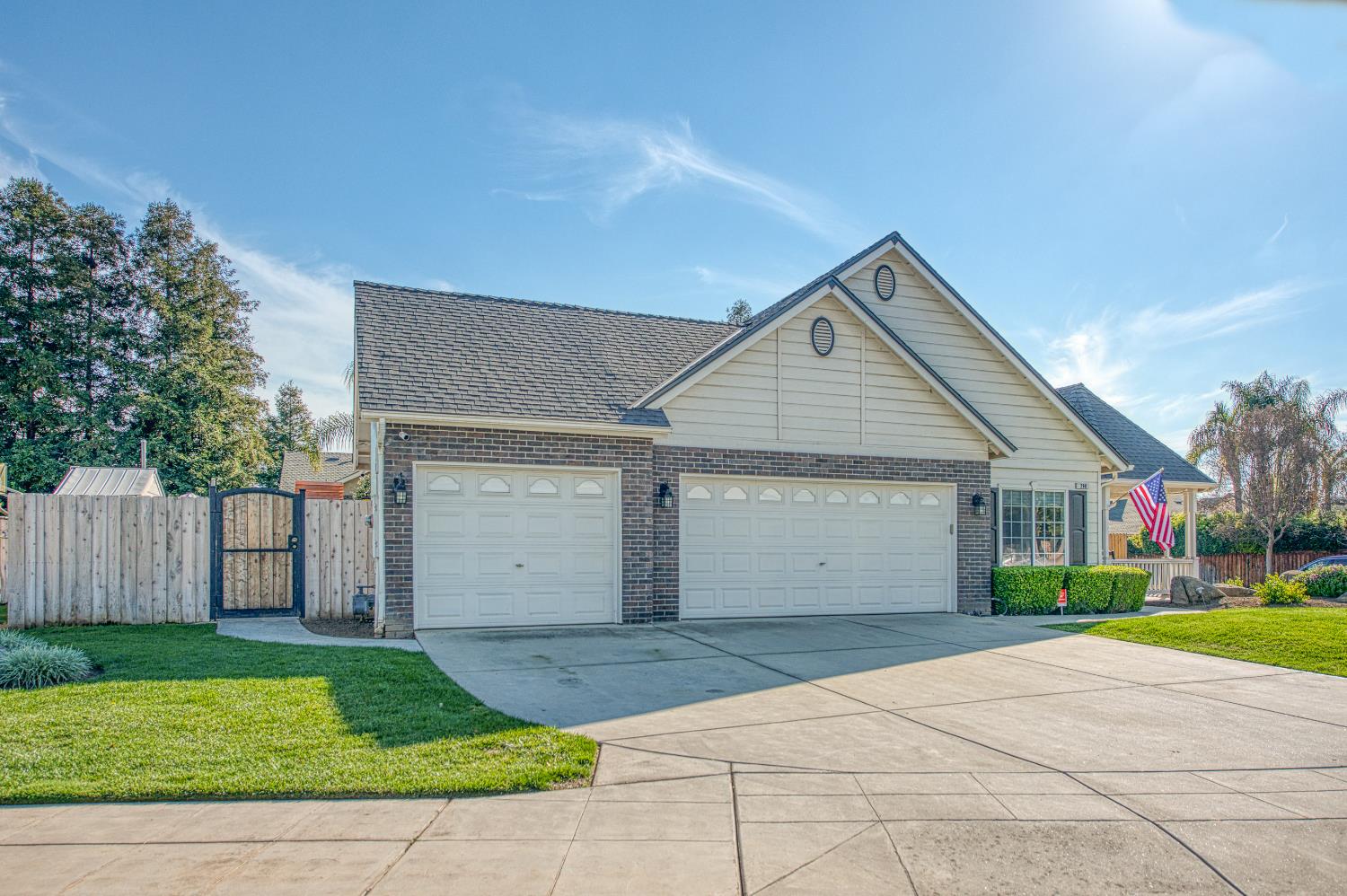 290 W Loyola Ave, Clovis, CA 93619