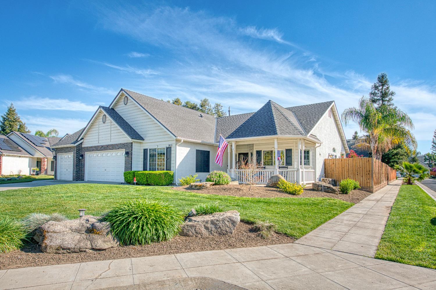 290 W Loyola Ave, Clovis, CA 93619