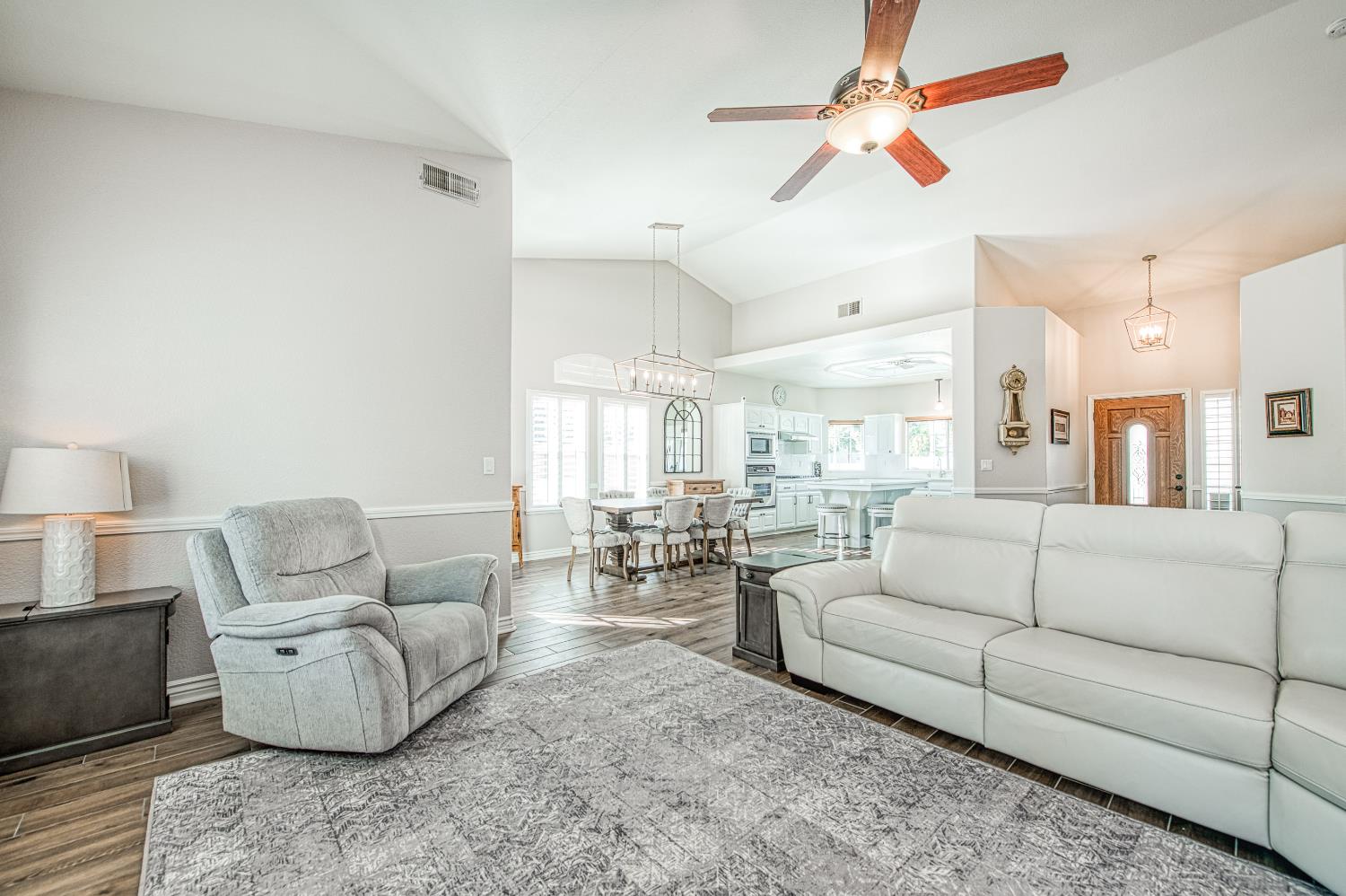 290 W Loyola Ave, Clovis, CA 93619