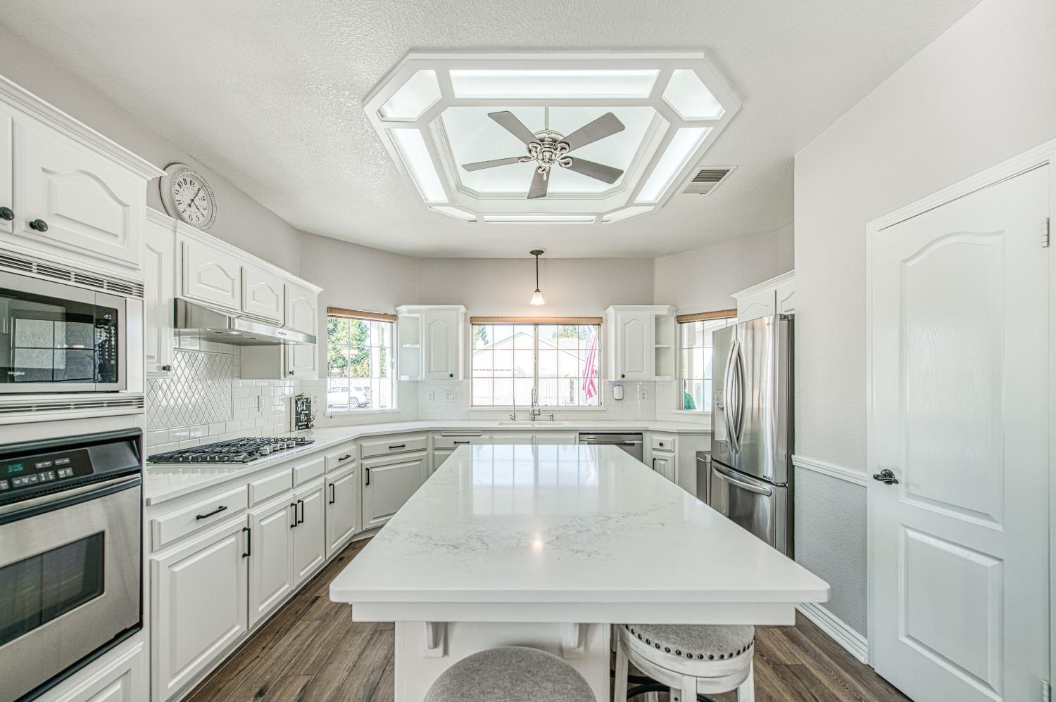 290 W Loyola Ave, Clovis, CA 93619