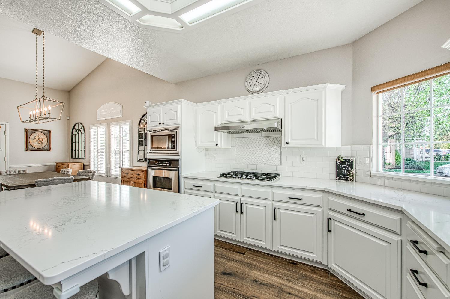 290 W Loyola Ave, Clovis, CA 93619