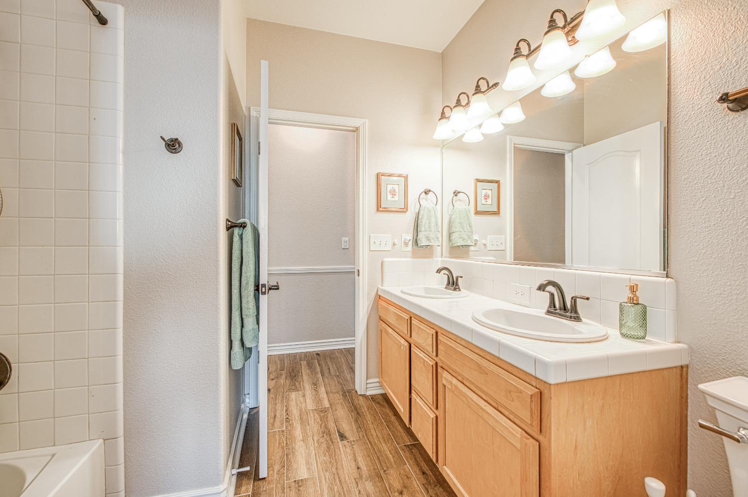 290 W Loyola Ave, Clovis, CA 93619