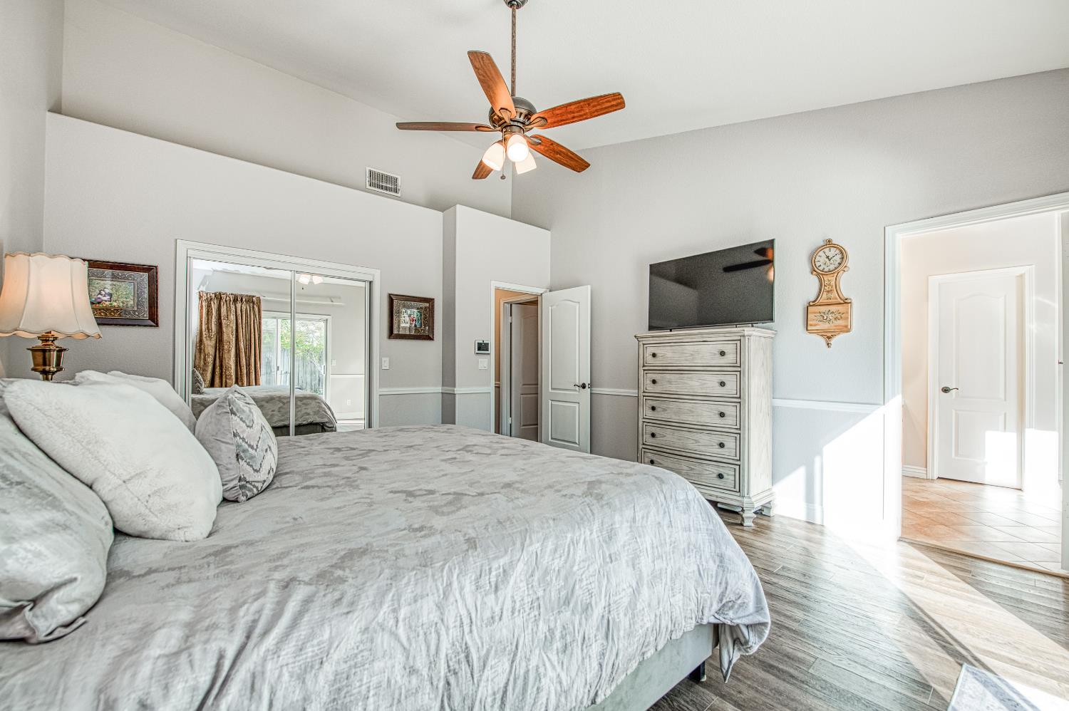 290 W Loyola Ave, Clovis, CA 93619