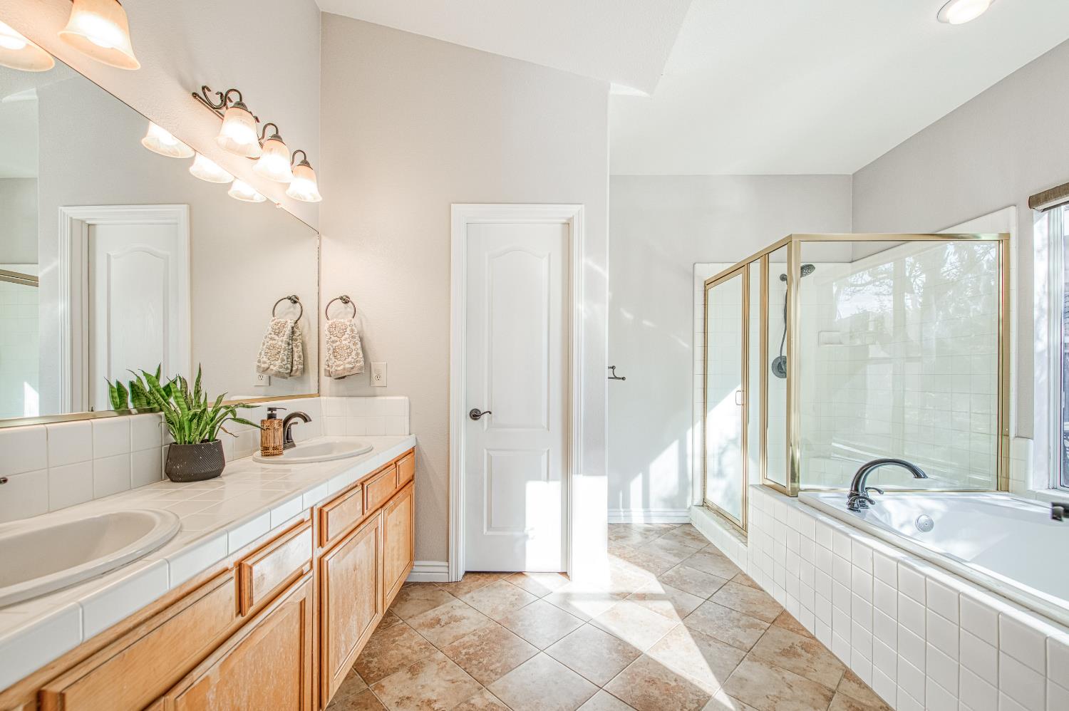 290 W Loyola Ave, Clovis, CA 93619