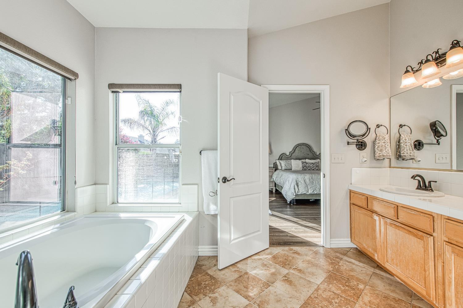 290 W Loyola Ave, Clovis, CA 93619