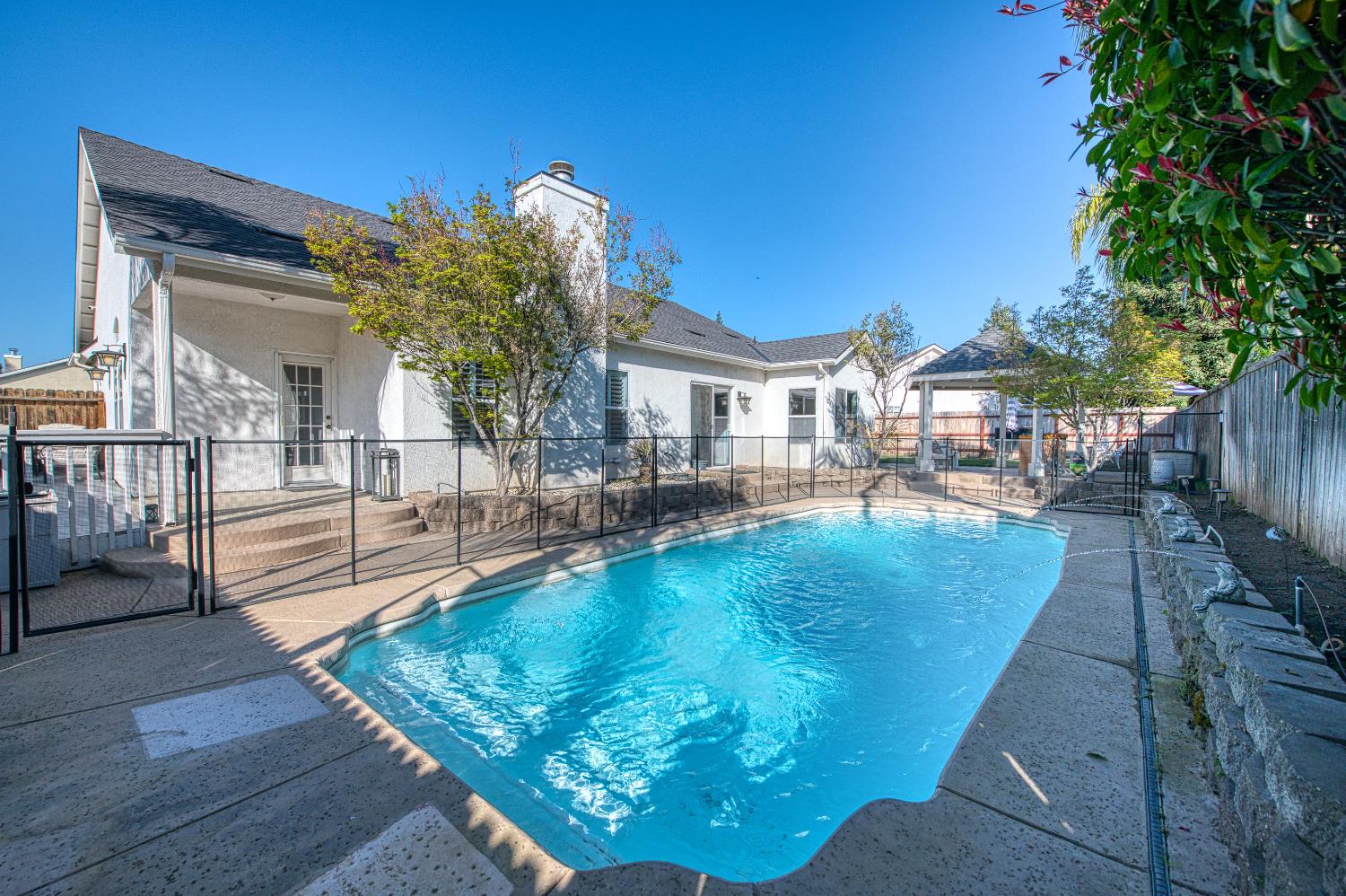 290 W Loyola Ave, Clovis, CA 93619