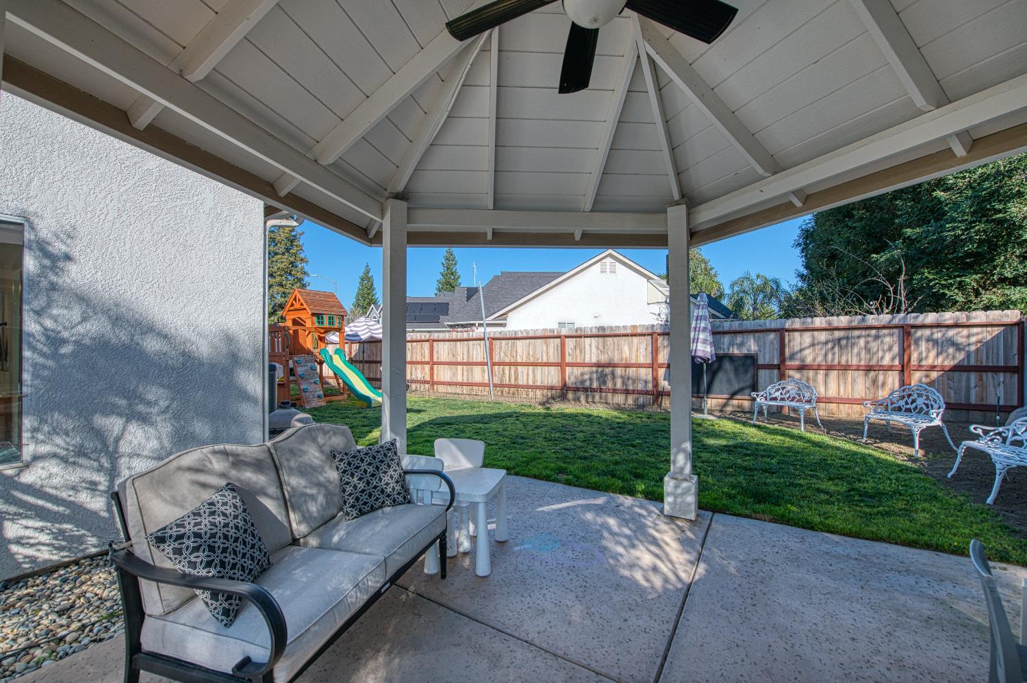 290 W Loyola Ave, Clovis, CA 93619