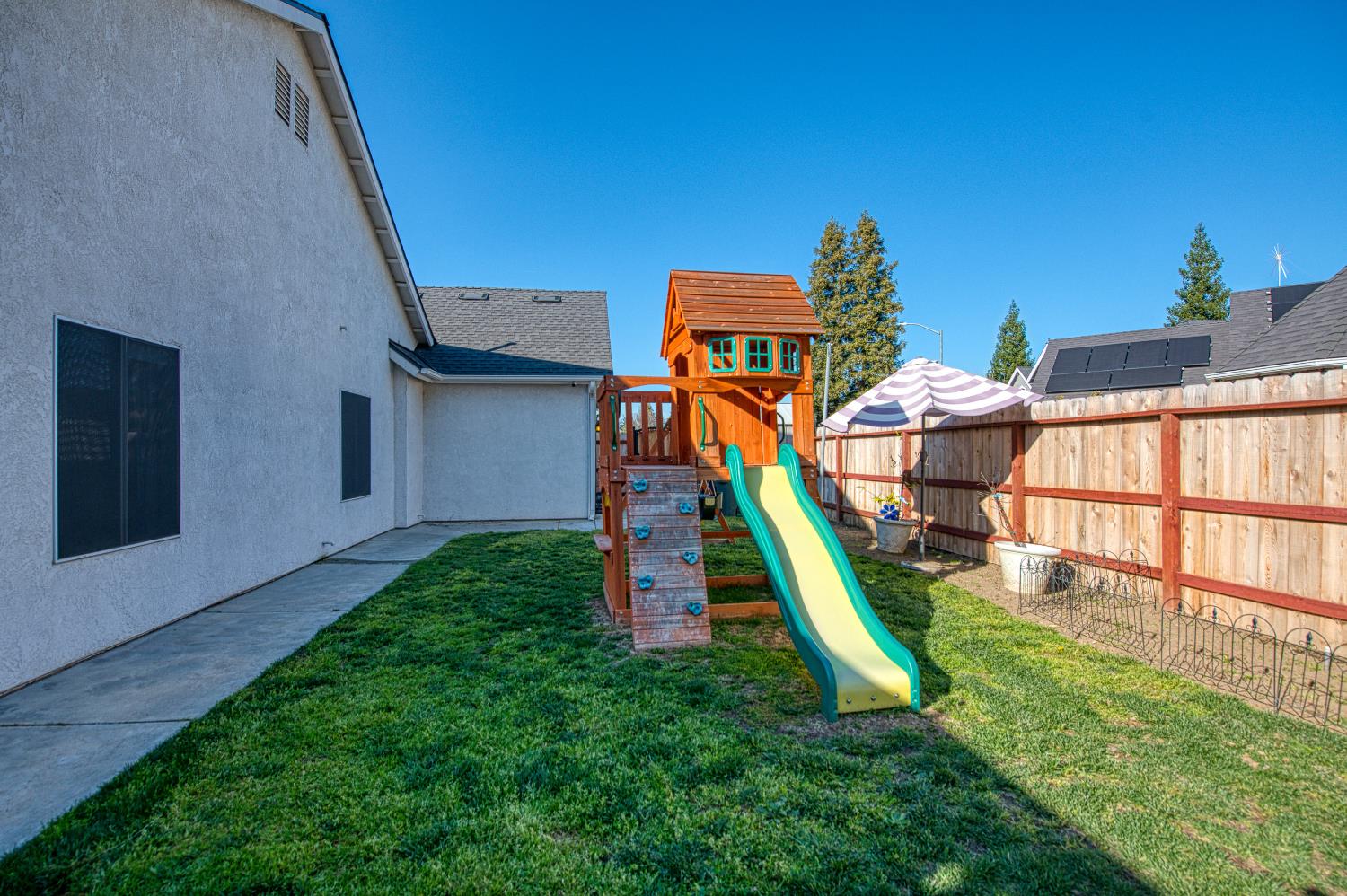290 W Loyola Ave, Clovis, CA 93619