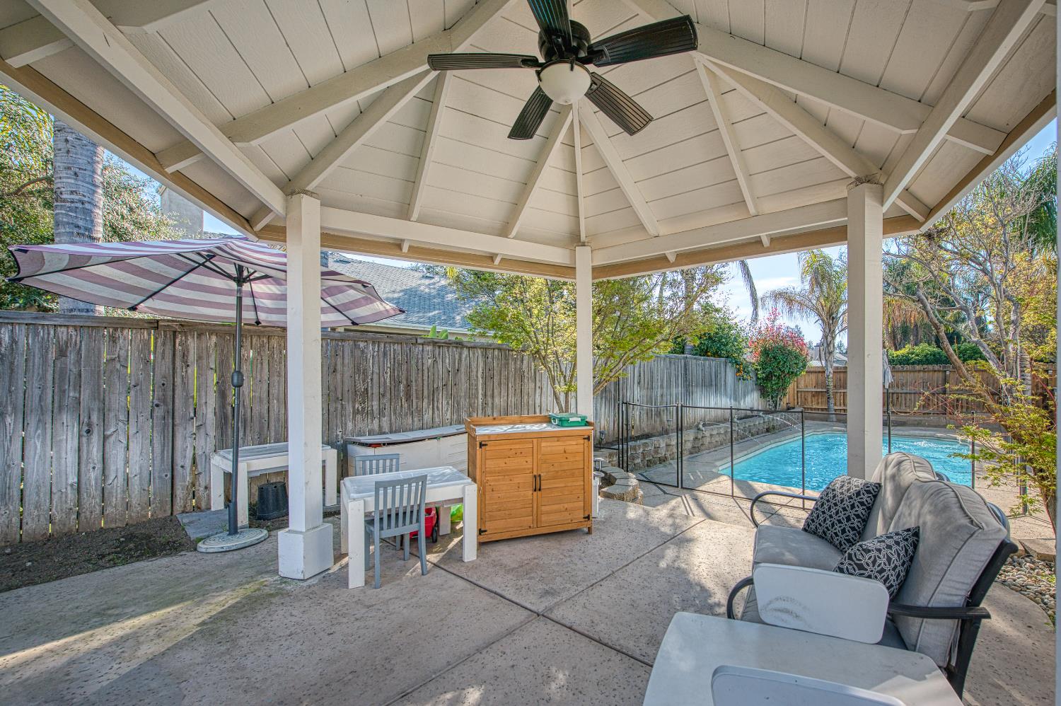 290 W Loyola Ave, Clovis, CA 93619