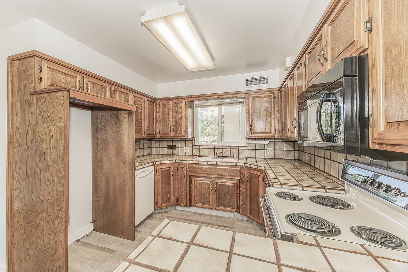 862 N Bates, Dinuba, CA 93618