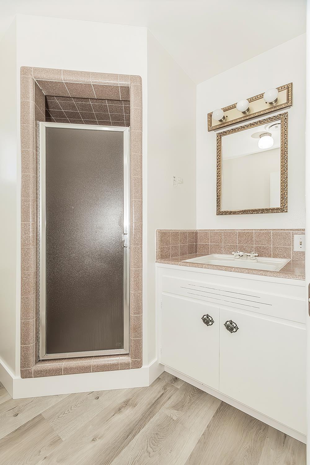 862 N Bates, Dinuba, CA 93618