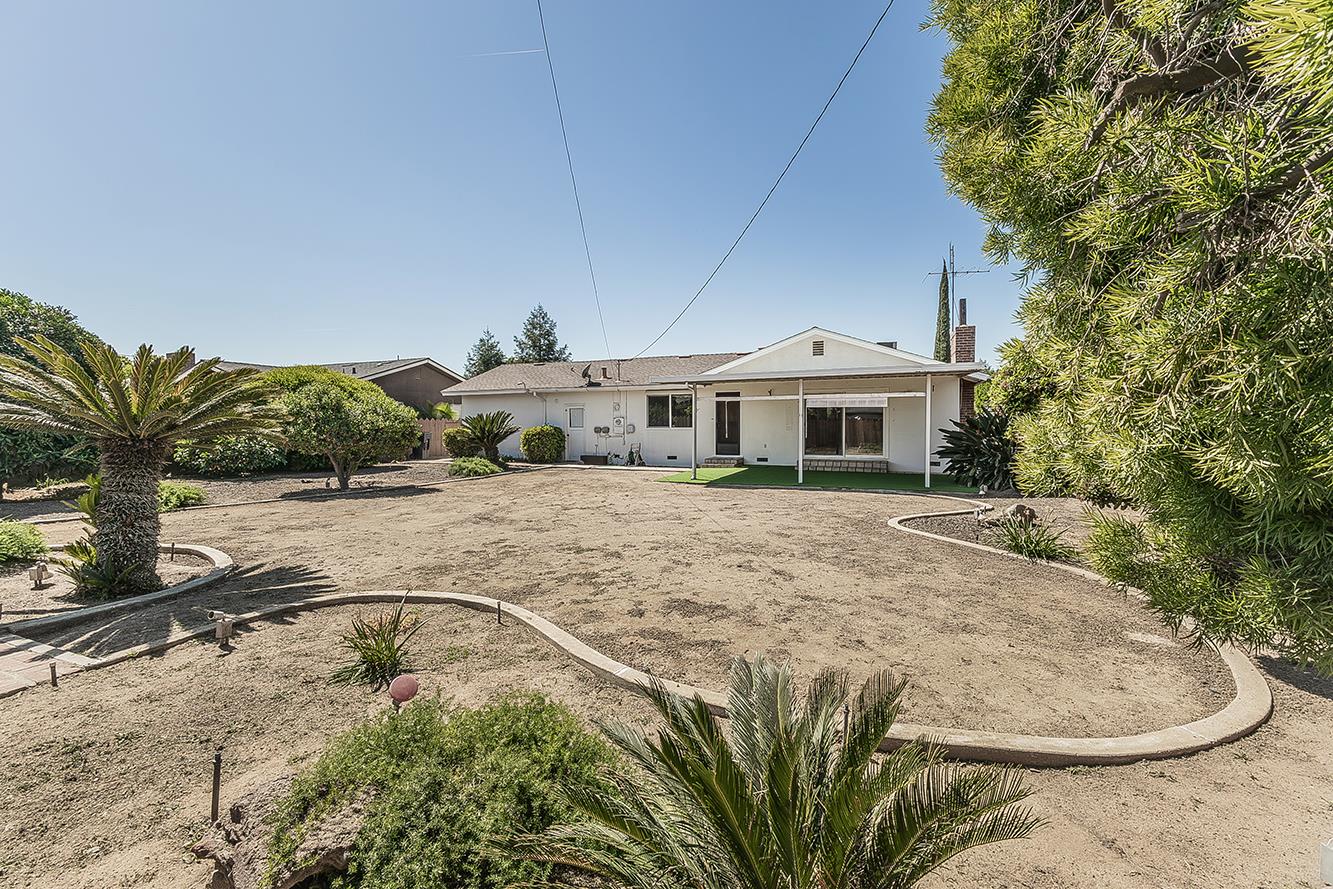 862 N Bates, Dinuba, CA 93618
