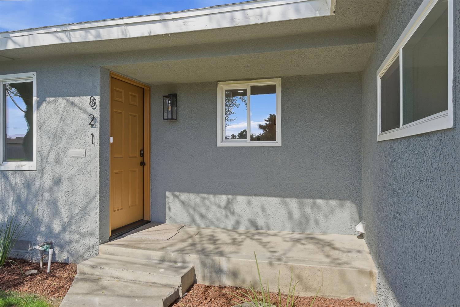 821 W Fairmont Ave, Clovis, CA 93612